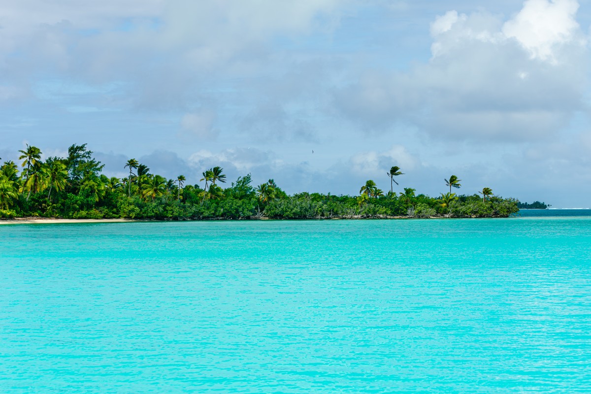 Costa tropicale con palme e mare turchese ad Aitutaki – viaggio su misura Isole Cook