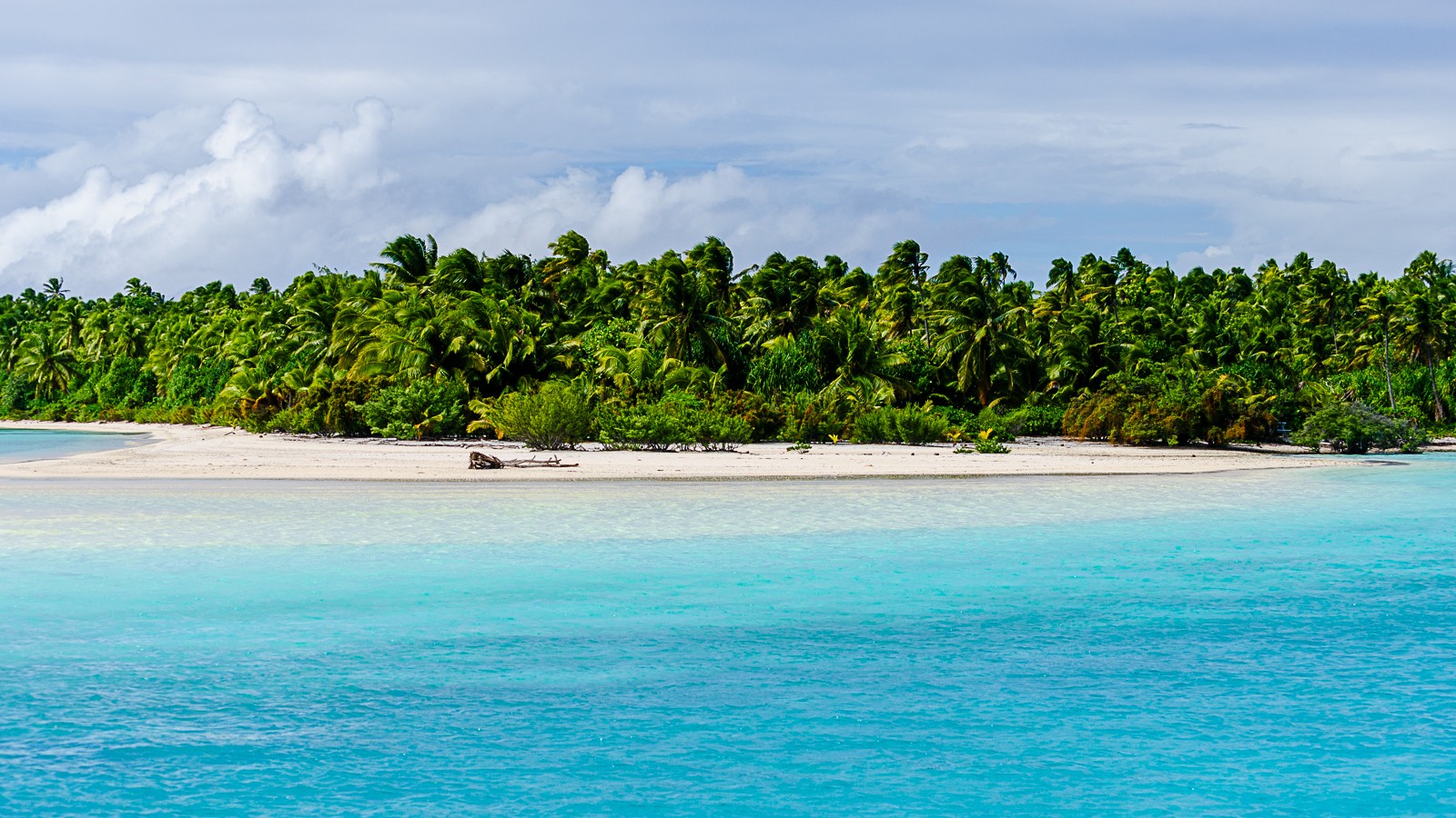 Un motu disabitato immerso nella laguna turchese di Aitutaki: uno scenario da sogno per chi sogna un viaggio di nozze in Australia e Polinesia.