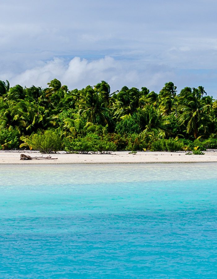 Un motu disabitato immerso nella laguna turchese di Aitutaki: uno scenario da sogno per chi sogna un viaggio di nozze in Australia e Polinesia.